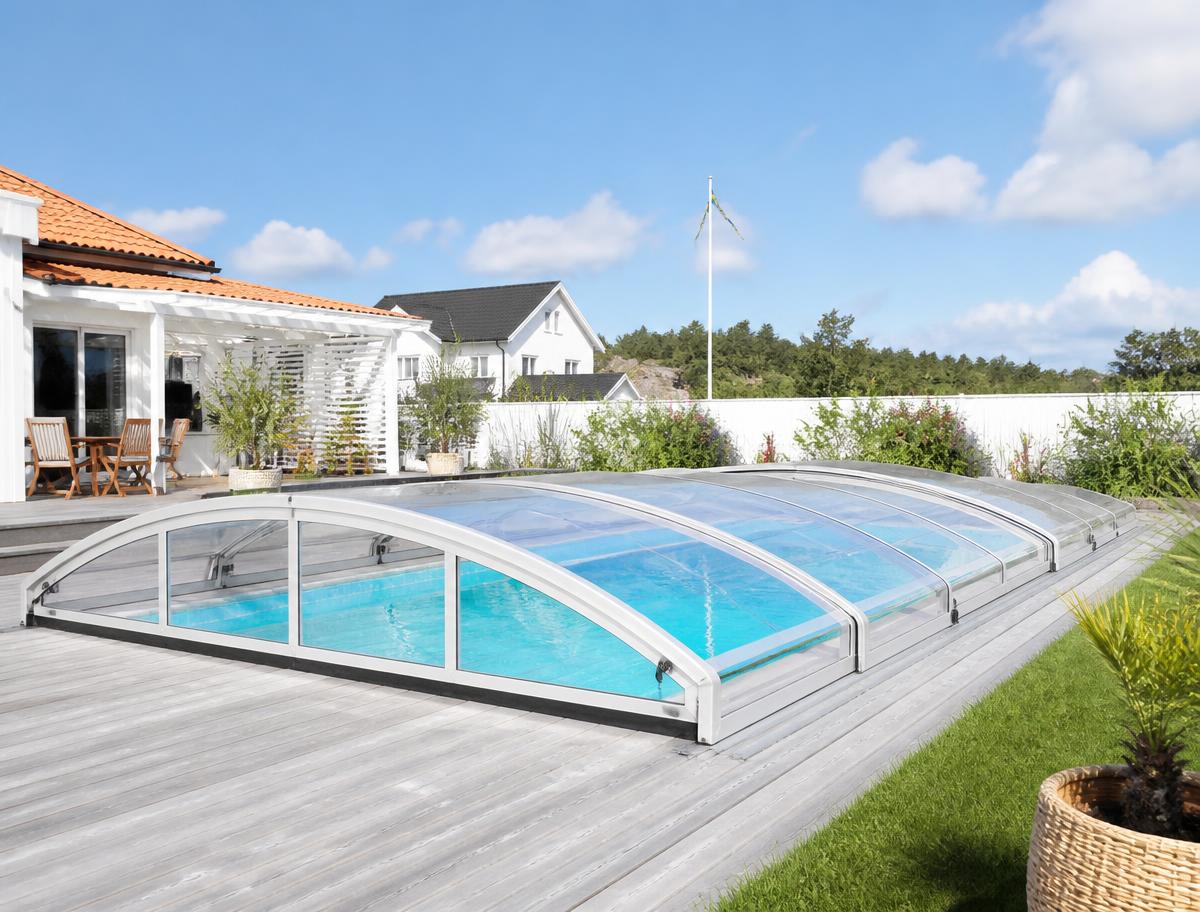 Lågt pooltak över pool i ljus nordisk trädgård